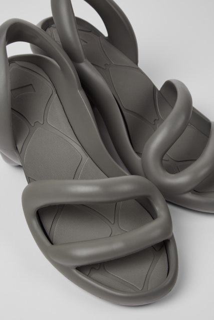 Dizaino Kobarah Pilki Unisex Sandalai Kemperis